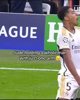 jude bellingham holding a whole guy with one arm #judebellingham #euro #fifa #realmadridfc #fcbarcelona #fcmobile #viral #fypシ゚viral #fypage 
