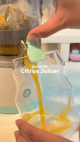 portable citrus juicer 🧡🍊🎃 #fyp #citrusjuicer #juicer #kitchenware #kitchengadgets #homeessentials #tiktokphilippines 