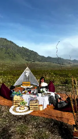 Kadang kalau ga bawa anak traveling tu malah jd kepikiran n pengen balik lg ke tempat itu sama anak. Jadi ya mending dibawa aja dr awal ke tempat2 yang mau gw explore #bromo #gunungbromo #bromomountain #pesonaindonesia #indonesia #eastjavatourism #eastjavatrip 