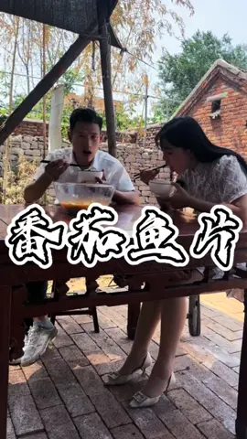 My sister-in-law brought a black fish and paired it with persimmons. She stewed a tomato fish fillet. The soup was delicious and the fish meat was smooth. #2024 #Douyin Country Life Home #Rural Guardian 2024 #Make delicious foodCollapse#foryou 
