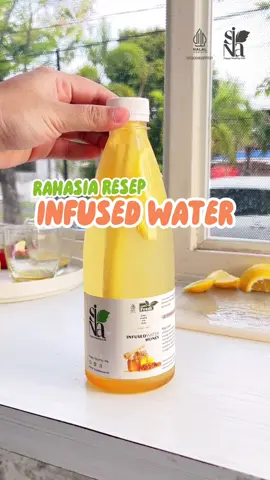 BIKIN INFUSED WATER SENDIRI DI RUMAH! Siapa sih yang gak kenal sama infused waternya Sina? Buat yang mau coba buat sendiri di rumah, Sina kasih tau nih resepnya apa! Bahan-bahannya simple & cara bikinnya praktis, bisa jadi ide stok minuman sehat seminggu di rumah🏠 #SinaIndonesia #healthyfoodsemarang #jussemarang #infusedwatersemarang #infusedwater #sayurbuah #resepsehat