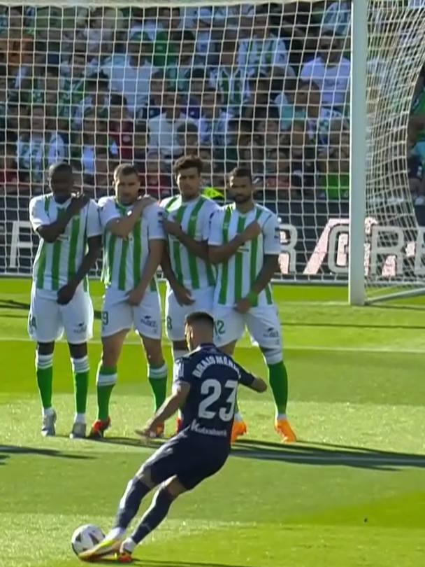 This free kick... 🤯 #DeportesEnTikTok #tiktokfootballacademy #LALIGAEASPORTS #LALIGAHighlights #RealSociedad