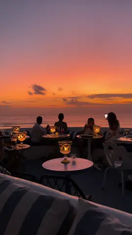 Je pense qu’il y a pas débat 🥹 c’est vraiment le meilleur spot pour les sunset si tu es à Uluwatu ! #sunsetuluwatu #sunsetbali #sunsetbalivibes #beautifuldestination #bali #bestsunsetview #morabitoartcliff 