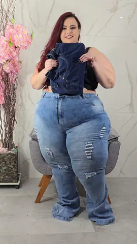 Quem disse que calça skinny saiu de moda? ✨👖 Comenta aqui se você também não abre mão do seu jeans skinny! 👇😍 Modelo usa numeração: 66 Código da calça: 7118 Acesse www.anejeans.com.br #plussize #jeans #denim #anejeans #grwm #modaplussize #skinny