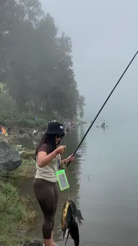 Ke danau segara anak ga mancing ?? Yg bener ajaa, rugi dong😂😂 #mancingmania #danausegaraanak #rinjanimountain 