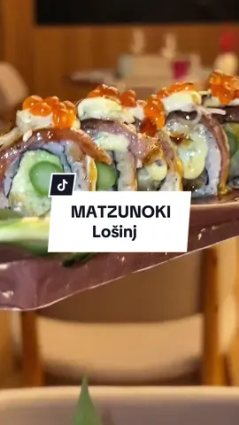 Matsunoki, Hotel Bellevue, Mali Lošinj Da odmah budem jasan, najbolji japanski restoran u kome sam imao prilike da jedem a van toga i jedan od generalno boljih restorana koje sam posetio. Sve, od lokacije, enterijera, usluge pa do hrane “dubi na glavi”. Restoran ima Michelin preporuku, na Gault Milllau ima tri kape i ocenu 16/20, plus za selekciju vina od Wine Spectatora ima Best of Award of Excellence i dve čaše. To im je CV. 😁 Šef kuhinje @orhan.cakirogluu je svoje prethodno iskustvo iz Zume i Hakkasana preneo u briljantne kreacije ovde dok se Filip Veselovec @vess92 pobrinuo za vina. Kao što rekoh suši sa A5 wagyu je nešto nestvarno dobro. Sočnost mesa ukombinovana sa sosevima i rolnicom je takva da sam sutradan morao da dođem ponovo na isto. Da ne odem kući a da ne probam još jednom. Taj drugi dan je su pored sušija pali još i piletina u tempuri i gyoze sa Wagyu-om što vam govori i o njima kakvi su bili. 😁 Na dalje svako jelo koje sam probao ostavlja bez teksta, uključujući i neke koje nisam stigao ovde da prikažem, tipa sashimi selekcija, perfektnih i perfektno izrezanih komada ribe.