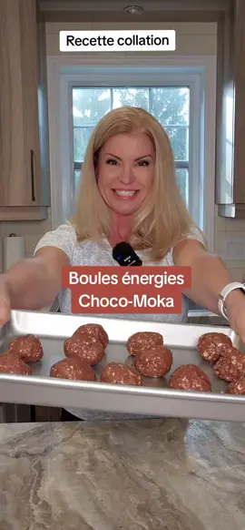 Recette facile de collation boules énergie Choco-Moka. saveur chocolat et café, savoureuse et nourissante. 2 scoops de protéine  1 tasse de flocons d'avoine  1/4 tasse de cacao 1/2 tasse de beurre de noix 1/3 de tasse de sirop d'agave 1 shit d'esspressobou café instantané  #recettefacile #recettecollation #recette #recettesante #collationsaine #Recipe  #cacao  #moka  #femme 