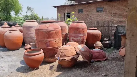 Gentong gerabah tanah liat adalah wadah yang terbuat dari tanah liat yang dibentuk dan dibakar pada suhu tinggi hingga mengeras. Gentong ini sering digunakan untuk menyimpan air, beras, atau bahan makanan lainnya. Selain fungsional, gentong gerabah tanah liat juga sering memiliki nilai estetika dan budaya yang tinggi, sering dihias dengan ukiran atau motif tradisional yang khas. Produksi gerabah ini banyak ditemukan di berbagai daerah di Indonesia, yang masing-masing memiliki teknik dan gaya hiasan yang berbeda.#CapCut#lotus #teratai #karawaci #gentong #Gentong Air Jumbo Dari Tanah Liat 