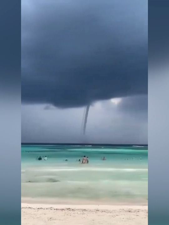 El huracán 'Beryl' ha llegado este jueves al estado de Quintana Roo (México) con vientos de 200 km/h y fuerte oleaje. #noticia #noticiascuatro #news #noticiastiktok