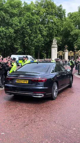 After being appointed Prime Minster by King Charles, Keir Starmer leaves Buckingham Palace and heads to Downing Street to make his first speech #fyp #london #buckinghampalace #generalelection #election #rishisunak #uk #politics #primeminister #keirstarmer 