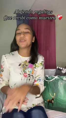 Soy la mas feliz❤️‍🩹 Agradecida con cada uno de mis estudiantes y sobretodo feliz de haberlos conocido 🥹  Quieren 2da parte? 👀 #maestradepreescolar #maestradeinicial  #parati #fyp #dominicana #regalos #niños #maestratiktoker #profesorasdeinicial 