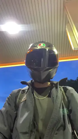 Old new video 🤷🏽‍♂️🙃 . . #biker #biketok #bike #foryoupage #viral #zyxcba #fypシ #fyp #masked #viraltiktok #bikerboy #viralvideo #italy 
