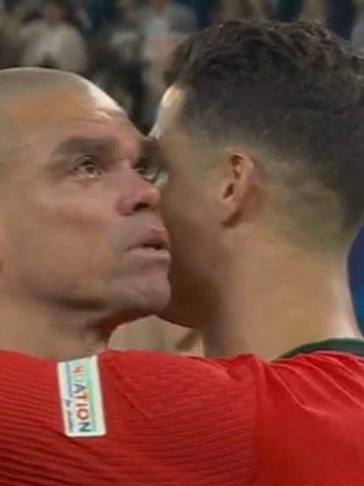 Este será um dos momentos mais duras deste Euro: Pepe derramado em lágrimas, abraçado a Cristiano Ronaldo, que tenta reconfortá-lo.  #fyp #EURO2024 #pepe #cristianoronaldo #portugal🇵🇹