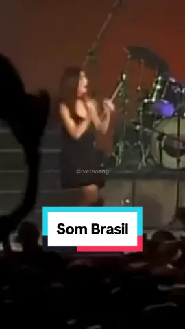 Esse dia foi um dia tão importante pra mim. A minha primeira gravação do programa “SOM BRASIL”. Não conhecia pessoalmente nenhuma artista que participava do evento. Meu coração estava saindo pela boca. Embora parecendo desenvolta estava completamente nervosa por estar em meio a tantos nomes incríveis da música, que vendo o vídeo consigo sentir a sensação. Foi bom, foi aprendizado em alta. Nesse dia tomei amor por duas figuras que me acolheram de uma maneira única. @tonigarridooficial @samuelrosa . Ali aprendi mais uma vez que o abraço em quem está chegando é um aconchego na alma.