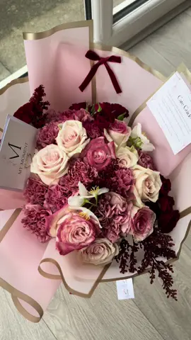 Follow us on IG: Mymoment_floristry 🫶🏻💐  #rosebouquet #floristry #bowbouquet #graduationbouquet #foryou #fyp #leicesterflorist #floraldecor #bouquets #rose 