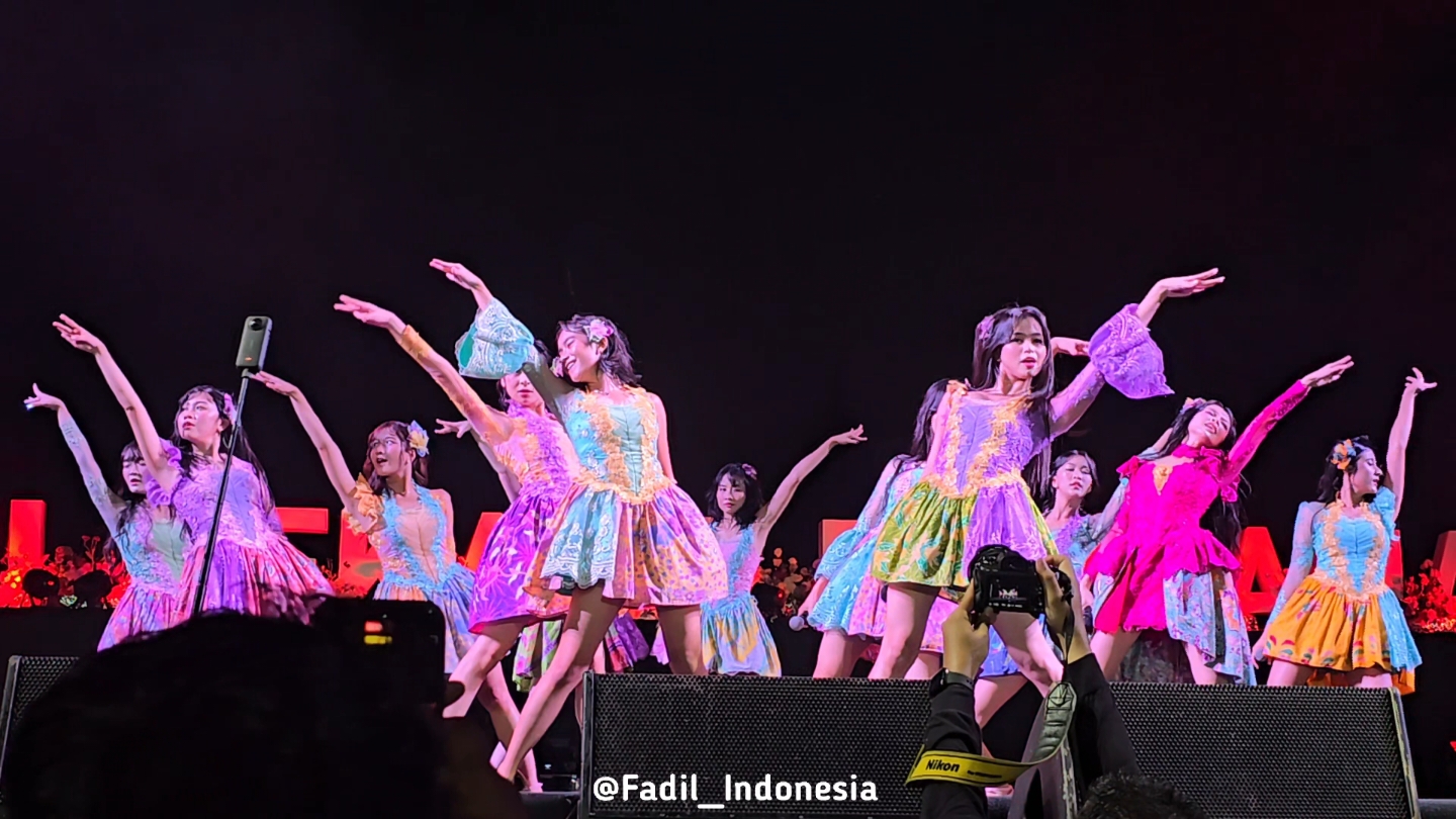 Fancam Fushidara Na Natsu - Musim Panas Yang Kacau JKT48, Prambanan Jazz Festival 2024 #JKT48 #jkt48newera #fyp #zeejkt48 #muthejkt48 #freyajkt48 #jessijkt48 #fypシ゚viral #wota #fansjkt48 