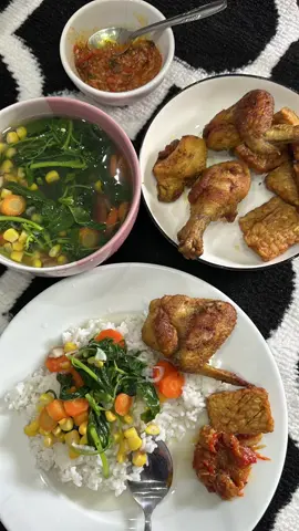 Sayur bayam ayam goreng tempe goreng🤤 #masakansimple #masakanrumahan #makanenak #videomakan #hobimakan #fypシ゚viral #fypage 