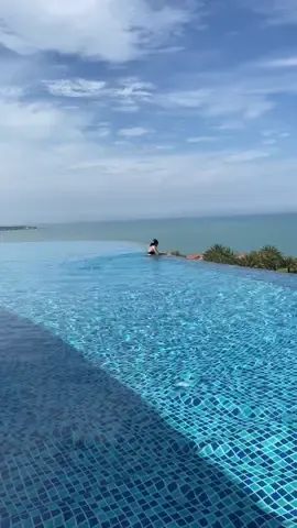 Thật sự đẹp và đã ấy. Cảm giác 1 mình bơi trong 1 bể bơi vô cực rộng lớn view triệu đô ta nói nó phê 🫠  #phanthiet #bienphanthiet #muine #muinephanthiet #centararesort #resortphanthiet #resort #chill #swimming #swimmingpool 