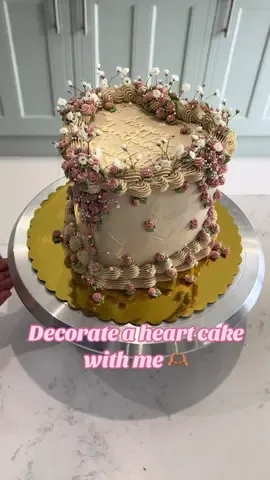 Decorate the prettiest last minute birthday cake with me!🫶🏽🌸🌱🌷🤍 #vintagecake #heartcake #floralcake #baker #decoratewithme 