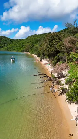 Một bãi tắm hoang sơ trong vắt, dành cho ai thích sự riêng tư, mà vẫn tận hưởng trọn vẹn cảnh đẹp, làn nước trong xanh mát rượi tại đảo ngọc Cô Tô ! #thang7  #2024  #xuhuong  #dulich  #coto  #reviewbien14  #chuabiet 