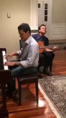 @silvestredangond y @ferdangond interpretando “El reencuentro final” autoría de @ferdangond, grabada en el año 1992 por @jorgeonatemusic y @reyalvaritolopez dentro del álbum “Bailando así” #vallenato #parranda #vallenatoenvivo #vallenatoenparranda #parranderos #silvestredangond 