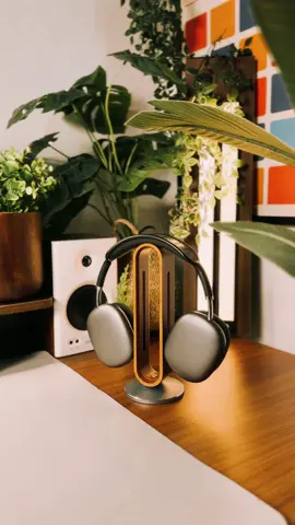 Chiếc giá treo tai nghe gỗ kết hợp phần chân kim loại , siêu hợp với những ae setup tối giản như mình. Mua sừ dụng thời gian giờ mới làm clip unbox.  #workspace #desksetup #headphonestand #setup #setupinspiration #decor 