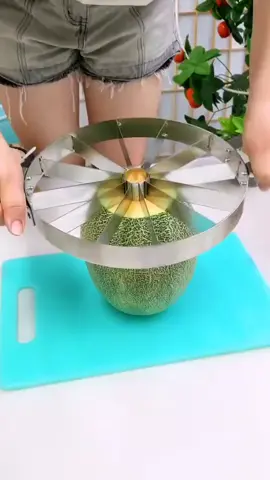Eat watermelons and melons without hurting the pulp #WatermelonDivider #WatermelonCuttingArtifact #DoudouGoodThing #KitchenGoodGoodsRecommendation #GoodThingRecommendation #fpy              
