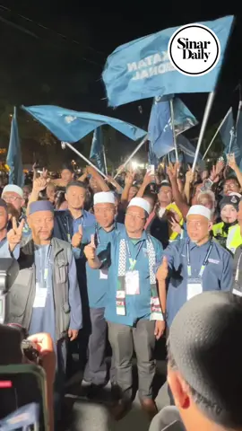 Sungai Bakap winner Abidin Ismail (centre) with top Pas leadership Idris Ahmad, Syahir Sulaiman and Pas Penang Chief Muhammad Fauzi Yusoff celebrates Perikatan Nasional's win with supporters. #sungaibakap #abidinismail #pas #pn #perikatannasional #penang  #SinarDaily 