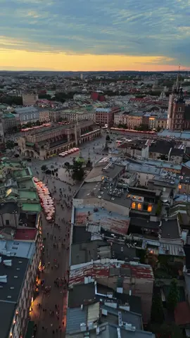 📍 Main Square in Kraków from a bird's-eye view! 🦅✨ Stunning sights of the city's historic heart – Cloth Hall, St. Mary's Basilica, and the bustling square. Marvel at the magic of Krakow from above! 🇵🇱❤️ 📍 Rynek Główny w Krakowie z lotu ptaka! 🦅✨ Niesamowite widoki na historyczne serce miasta – Sukiennice, Kościół Mariacki i tętniący życiem plac. Zachwyć się magią Krakowa z powietrza! 🇵🇱❤️ Gear & Edit: ✈️ Dji Mini 4 Pro + ND Filter 📐 Edit and color grading from D-Log M to Rec.709: Davinci Resolve - #krakow #drone #sunset #cityscape #sky #cracow #city #cityscape #sightseeing #rynekgłówny #mainsquarekrakow #stmarysbasilica #krakowoldtown #travel #sukiennice 