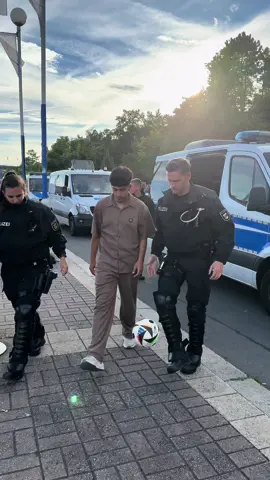 They got me back 😅👮🏻‍♂️ #police #football #funny #berlin #panna #prank #Soccer 