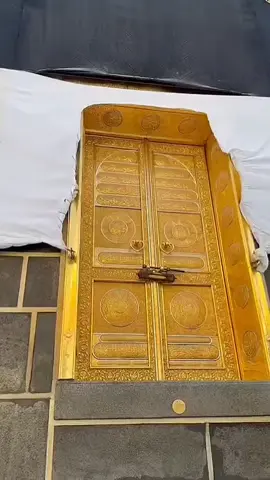 الباب الكبير للكعبة المشرفة بعد إزالة الكسوة من حولة....... ..#أجمل_صور_من_الحرمين_الشريفين #مكة_المكرمة#المسجد_الحرام #الكعبة🕋🕋 