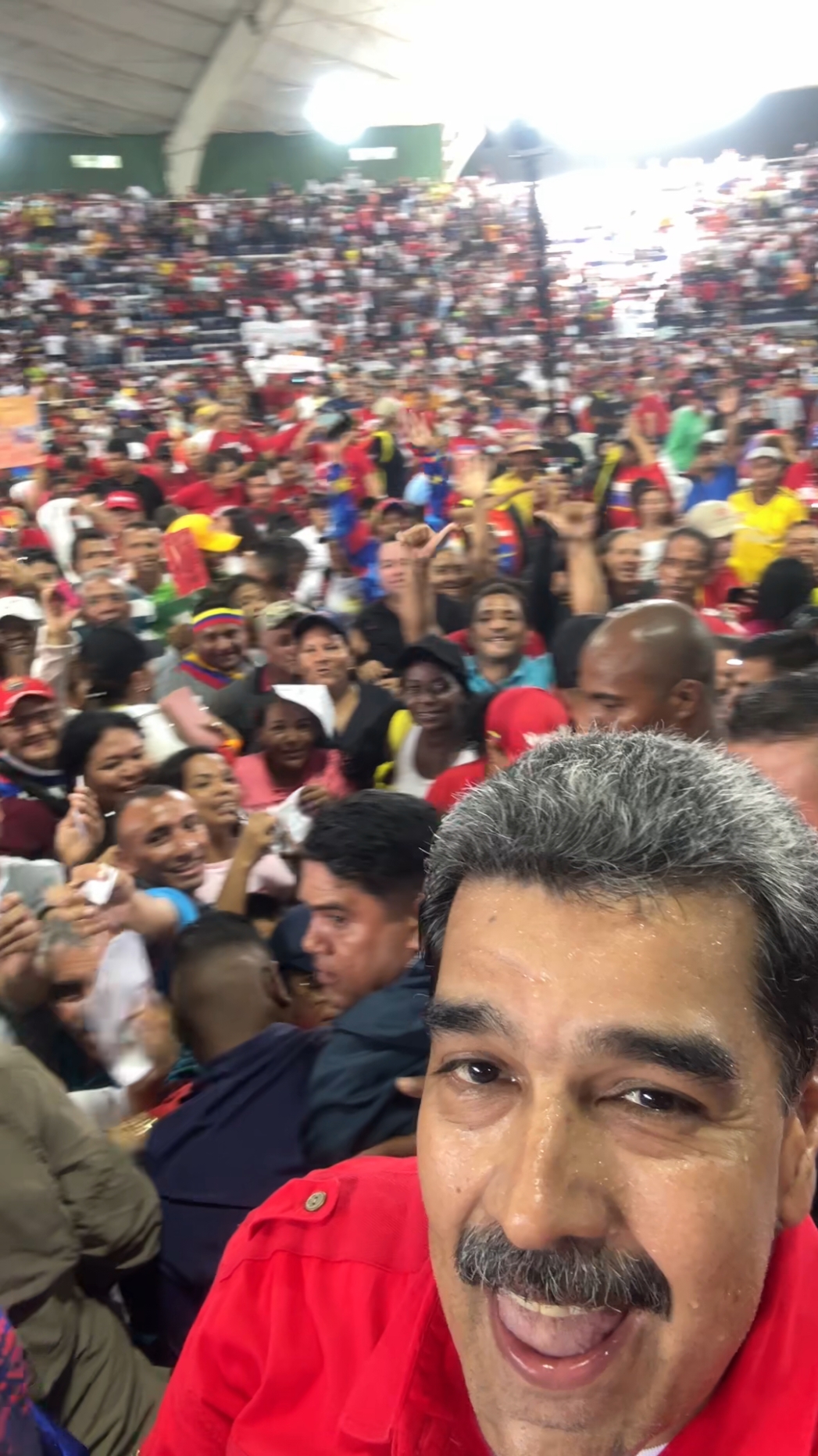 ¡Aquí estamos! Acompañado de las caras lindas de mi gente comunera. Así somos, pura alegría, puro amor, puro futuro. ¡Los quiero mucho! #lara #comunas #Venezuela 