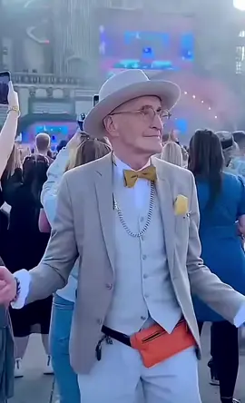 So fit und Lebensfroh im Alter zu sein, wünsche ich mir auch🙏🏻 er geht so ab..🕺🏼und das Outfit hammer😁 #dance #opa #festival #grandpa #happy #people #viral #outfit #men #mensfashion #suit #hat #style #geil #music #sound 