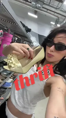 I SWEAR i find the best stuff here, come #thrift w me! 🎀 #goodwill #la #hollywood 