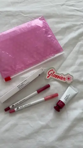 my new favorite lip liner!! i love how pigmented it is and how easily it glides on 💋😘 @Glossier  #glossier #glossiermakeup #glossiercloudpaint #glossierlip #fyp #makeup 