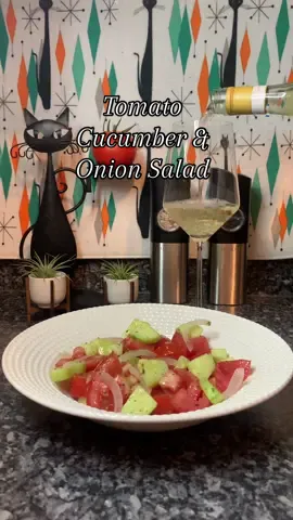 Nothing says summer quite like a tomato, cucumber & onion salad. #tomatosalad #simplesalad #EasyRecipe #Summer  