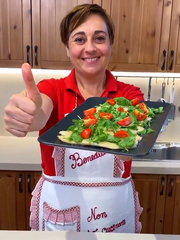 SCALOPPINE DI POLLO SAPORITE Una ricetta super semplice e veloce per un secondo di carne buonissimo. Perfetto anche per la scarpetta finale INGREDIENTI 500g petto di pollo a fette Farina q.b. Vino bianco q.b. Provola a fette q.b. Olio extravergine di oliva q.b. Sale fino q.b. PER SERVIRE rucola q.b. pomodorini q.b. PROCEDIMENTO Per prima cosa saliamo le fettine di petto di pollo. Mentre scaldiamo un giro d’olio in una padella, infariniamo le fettine su entrambi i lati. Facciamole rosolare per bene in padella, girandole dopo qualche minuto. Una volta dorate, sfumiamole con un goccio di vino bianco. Lasciamole cuocere per un’altra decina di minuti circa, girandole a metà cottura. Una volta pronte, spegniamo il fuoco e ricopriamole con qualche fetta di provola, chiudiamo con il coperchio e lasciamo sciogliere il formaggio. Impiattiamo in un bel piatto da portata e aggiungiamo sopra le scaloppine un po’ di rucola spezzettata e qualche pomodorino. Ed ecco pronte le nostre scaloppine di pollo: saporite e appetitose! #pollo #pettodipollo #scaloppine #scaloppinedipollo #ricettafacile #recipe #fattoincasadabenedetta #benedettarossi #cucinaitaliana