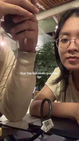 Bukan kepo in a posesif way, tp pengen liat aja dia hp dia kayanya seru😭🙏