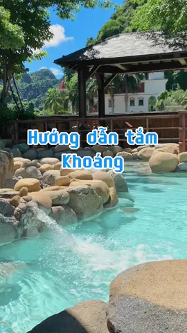 CAC BƯỚC TẮM ONSEN  1 .Tắm tráng Làm sạch lỗ chân lông và nâng cao hiệu quả xông hơi đồng thời giúp cơ thể làm quen và tránh huyết áp tăng đột ngột khi tiếp xúc nước nóng  2. Ngâm bể khoáng nóng  bước này giúp thúc đẩy lưu thông máu và mở rộng lỗ chân lông làm tăng hiệu quả của việc đổ mồ hôi. Các bể  nóng có công dụng như nhau ,  thời gian ngâm cho một bể là từ 5 đến 15 phút tùy thể trạng. Nên có thời gian nghỉ giữa các lần tắm khoáng   3.Lau khô cơ thể  Nhẹ nhàng thấm sạch nước trên bề mặt cơ thể hơn để dễ đổ mồ hôi hơn 4.  Xông hơi  Có hai phòng xông hơi nóng : xông đá muối 40-45 độ C và phòng xông nóng 80-85 độ C  Quý khách xông nóng từ 5 đến 15 phút , không nên xông quá lâu , hãy ra ngoài nếu quý khách có dấu hiệu mệt mỏi.      ⏰ Thời gian trước và sau khi xông quý khách lên bổ sung lượng nước phù hợp cho cơ thể🥤 5.Tắm dưới vòi sen Sau khi xông hơi tắm tráng dưới vòi sen và lau khô có thể để làm sạch mồ hôi 6. Ngâm bể lạnh HOẶC xông lạnh từ 1 đến 5 phút/ lần giúp cơ thể săn chắc và se khít lỗ chân lông 7. Nghỉ ngơi từ 1-2 phút  8. Lặp lại các bước từ 