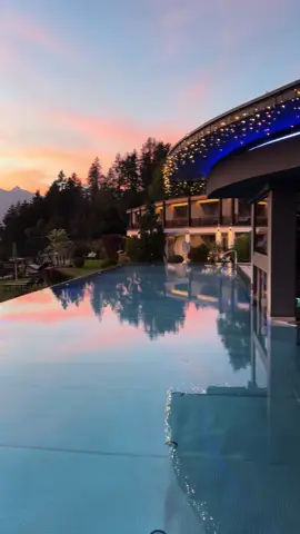 Magical colours during wonderful evening lights! #italy #thespiritofmeran #hotelchaletmirabell #mirabellemotions #hotpools #italytravel #sundowner 