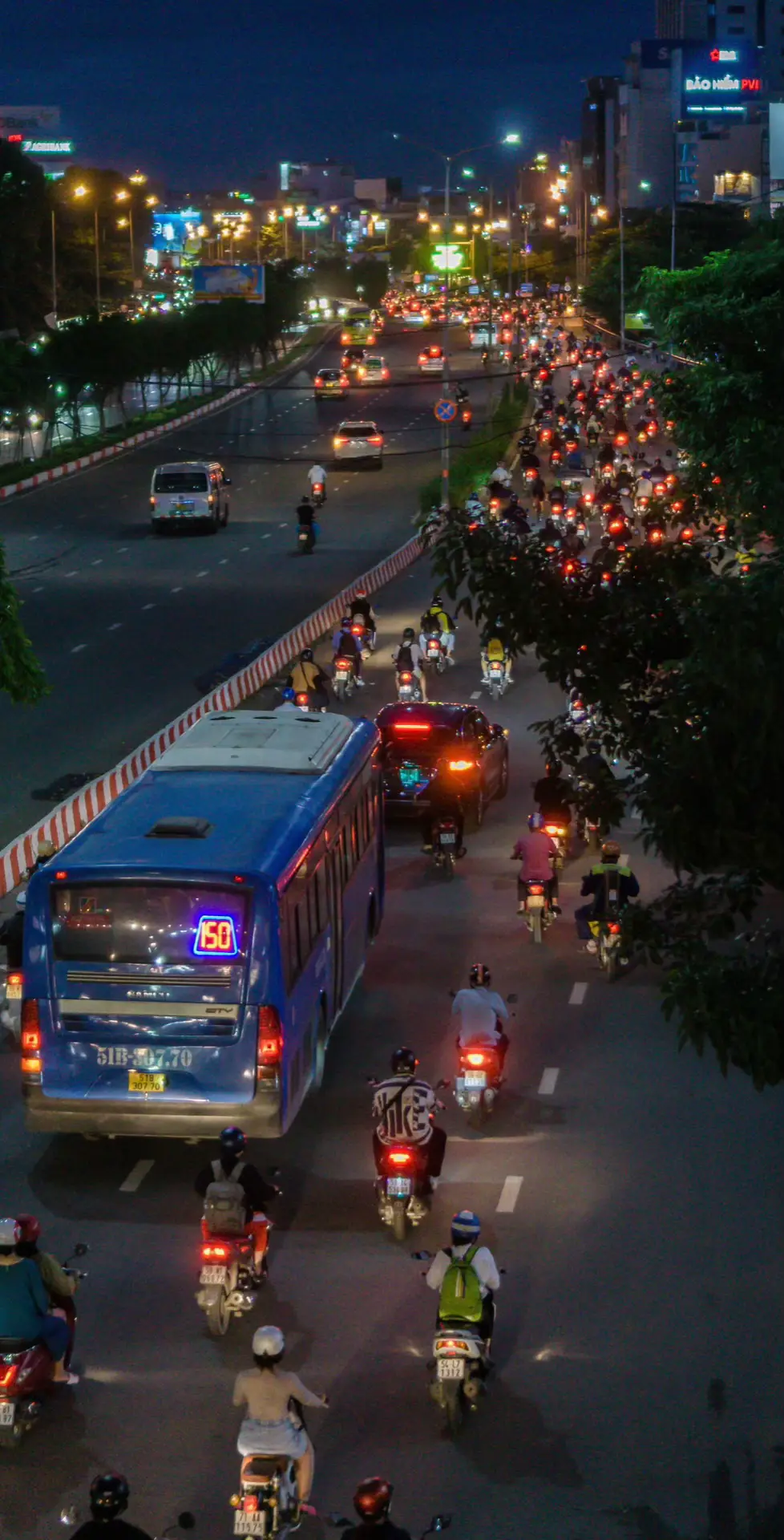 Sài Gòn về đêm… #saigon #xuhuong 