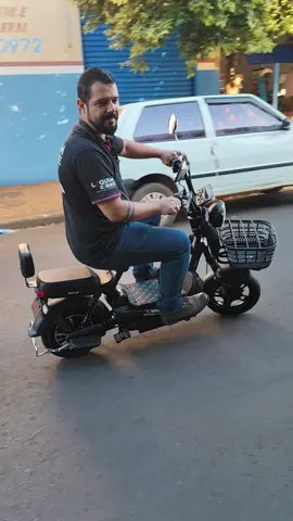 Bicicleta elétrica Eko-5, sinônimo de liberdade e independência: 📍Não precisa de CNH. 📍Não paga IPVA nem licenciamento nem seguro obrigatório. 📍Faz uma autonomia em média de 40 kms com cada carga. 📍Consome apenas R$0,50 de energia para fazer a recarga na energia da sua própria casa. 📍Essa bike é bivolt 110/220v.