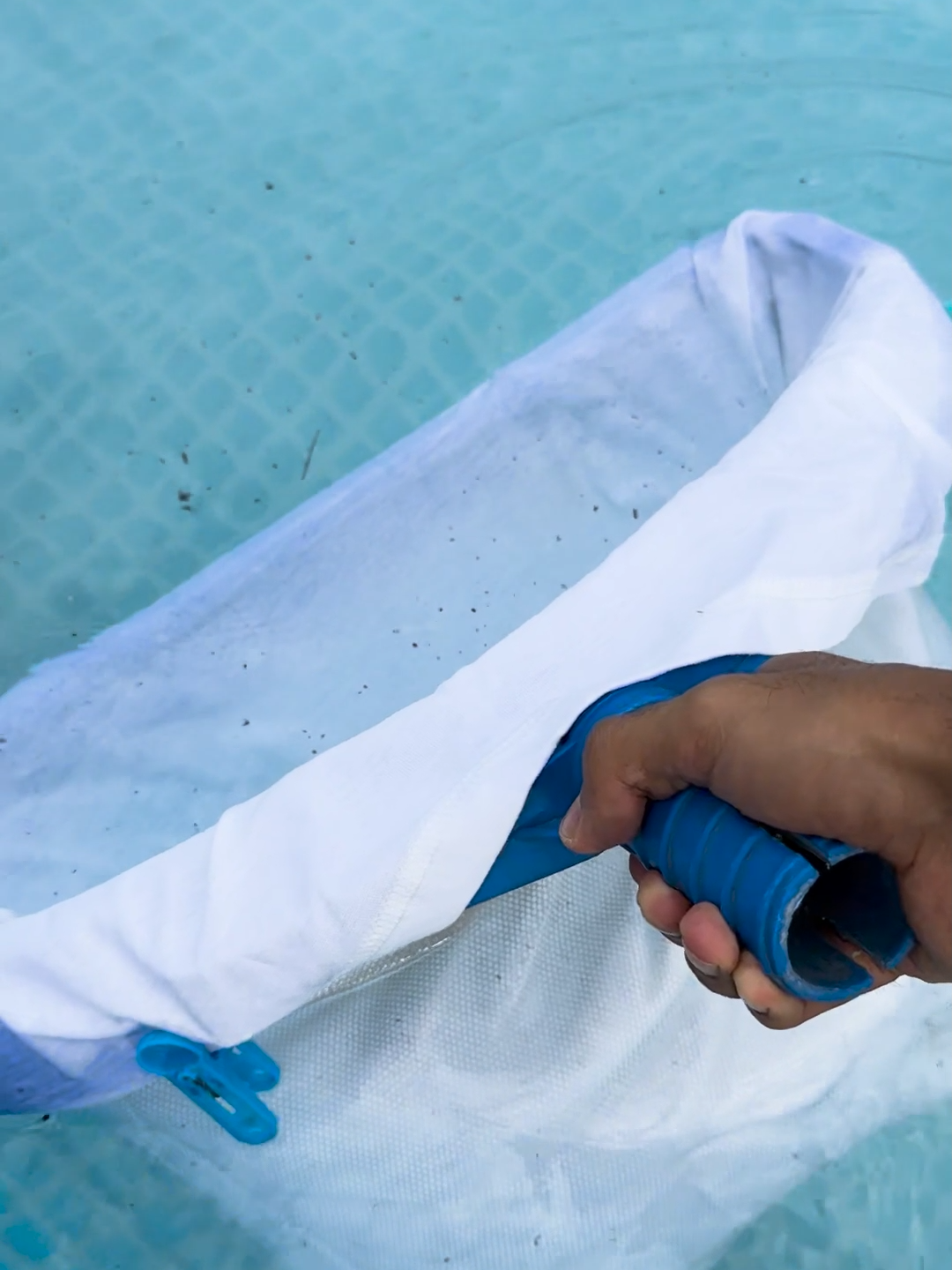 Súper secreto para limpiar grumos o suciedad flotando en la alberca #piscina