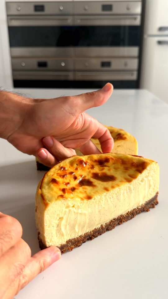 cheesecake ultra crémeux sur base spéculos🤤 Liste des ingrédients ⬇️ Pour un Cercle de 20cm sur 9 de haut  - 550 gr de cream cheese (Philadelphia)  - 60 gr crème épaisse entière  - 60 gr de Mascarpone  - 180 gr de sucre  - 180 d’œufs  - 15 gr de maïzena - 1 à 2 gousses de vanille  - 200 gr de crème liquide entière  - 200 gr de spéculos  - 100 gr de beurre fondu  Il est impératif de le laisser nuit au frais pour obtenir cette texture incomparable N’hésitez pas à me donner votre avis  #cheescake #recette #Recipe #recette #patisserie #pastry #recetterapide #recettefacile #frenchchef #chef 