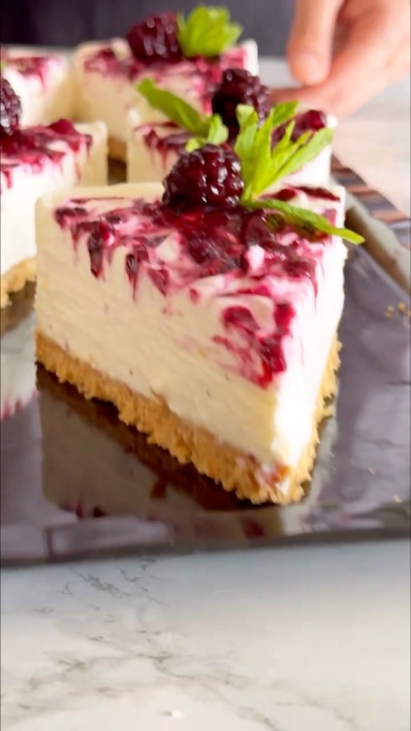 تشيز كيك التوت bluberry cheesecake #cheesecake #shorts ##اطبخ_علي_تيك_توك #تشيز_كيك #بسكوت #حلويات #حلا_سهل #حلا_بارد #viral #explore 