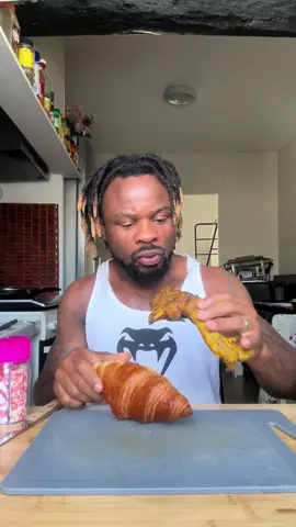 Je prépare un sandwich qui vient de loin  #thebreaker06 #chicken #couplecomedy #comedyvideo 