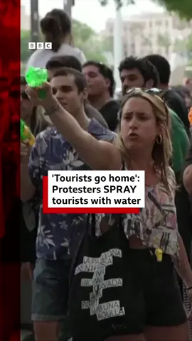 Thousands of mass tourism protesters in Barcelona have been seen squirting diners in popular tourist areas with water over the weekend. #Barcelona #Tourism #BarcelonaTikTok #Tourist #Travel #TravelTok #Protest #Spain #News #BBCNews