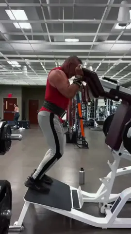 Shoulder presses  on a squat machine are a great way to develop the shoulders. Face into the machine with a moderate weight and keep a smooth steady pace with your elbows close to your sides . Get ready to burn #workingout #shouldersworkout #burning #muscle 
