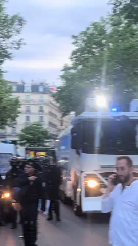 Mouvement de foule sur la place de la République à #Paris suite une rumeur sur la présence de militants d’extrême droite venus perturber la célébration de la victoire du #NouveauFrontPopulaire aux #ElectionsLegislatives2024.