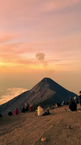 Pero que bello amanecer ❤️‍🔥🌄 📍Volcán Acatenango ❤️ . . #volcan#acatenango#volcanacatenango#amanecer#magico#sol#maravilla#guatemala#guateimpresionante#viral#guatemala🇬🇹 